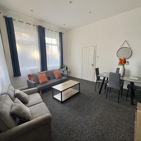 Large Ground Floor Apartment - South Shields - 3 Minutes From South Tyneside Hospital, 8 Minutes From Beach Exterior foto